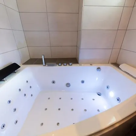 4-room Center - L'atmosphere Balneo Apartment